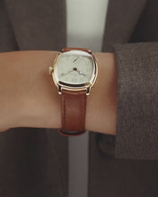 Load and play video in Gallery viewer, Hamilton AMERICAN CLASSIC Cushion Mechanical - 30mm x 30mm - Beige | H36119520
